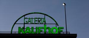ARCHIV - 19.06.2020, Nordrhein-Westfalen, Köln: "Der Schriftzug "Galeria Kaufhof" leuchtet auf dem Dach einer Filiale.  (zu dpa: «Galeria Karstadt Kaufhof schließt 16 seiner 92 Filialen») Foto: Rolf Vennenbernd/dpa +++ dpa-Bildfunk +++