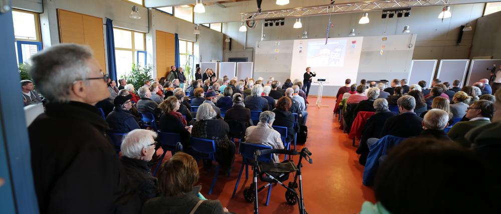 Rund 200 Menschen besuchten die Einwohnerversammlung, viele forderten den Erhalt des Therapiehofs. 