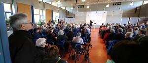 Rund 200 Menschen besuchten die Einwohnerversammlung, viele forderten den Erhalt des Therapiehofs. 