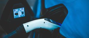Die Technologie der Zukunft: Auf deutschen Straßen fahren immer mehr E-Autos. Woher die Batterien dafür künftig kommen werden, ist noch nicht entschieden.