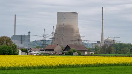 Das stillgelegte Kernkraftwerk Isar 1 (l) und 2. 