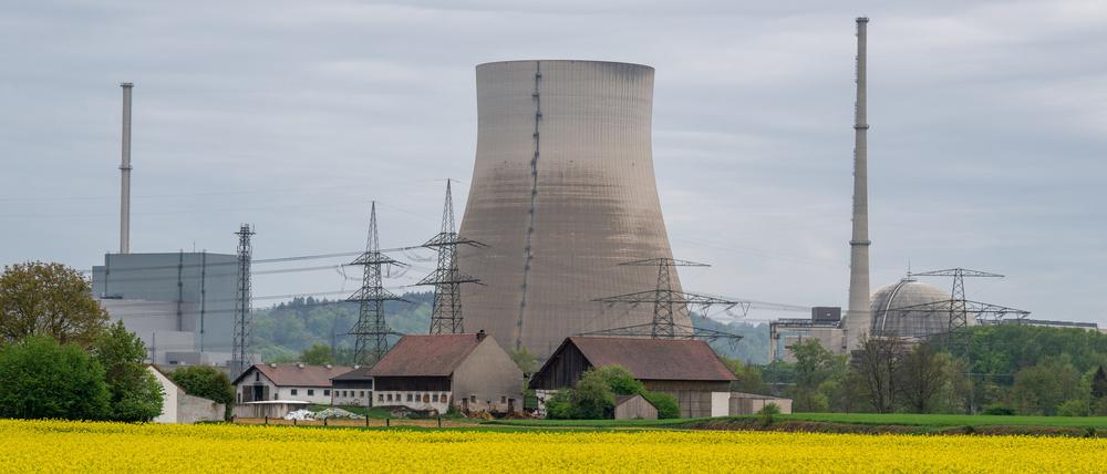 Das stillgelegte Kernkraftwerk Isar 1 (l) und 2.