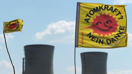 Atomkraftgegner halten am 25.04.2011 in Bergrheinfeld (Unterfranken) zwei «Atomkraft Nein Danke»-Fahnen vor die Kühltürme des Atomkraftwerks Grafenrheinfeld. 