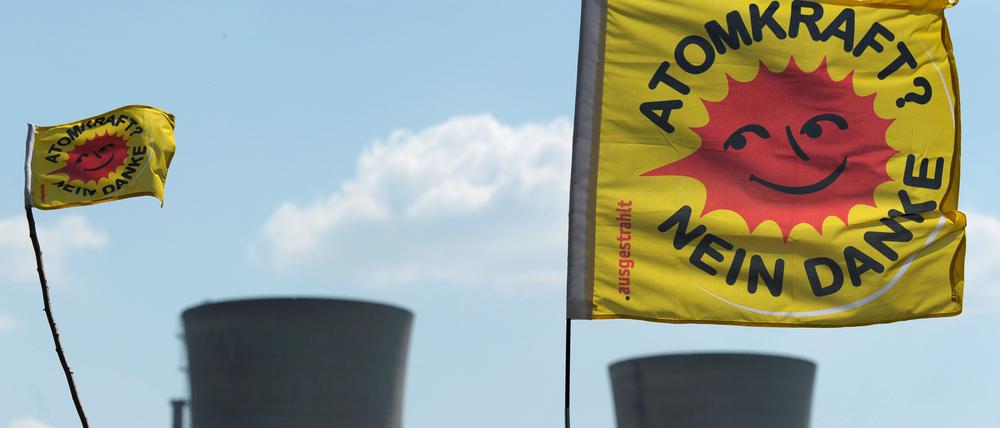 Atomkraftgegner halten am 25.04.2011 in Bergrheinfeld (Unterfranken) zwei «Atomkraft Nein Danke»-Fahnen vor die Kühltürme des Atomkraftwerks Grafenrheinfeld.