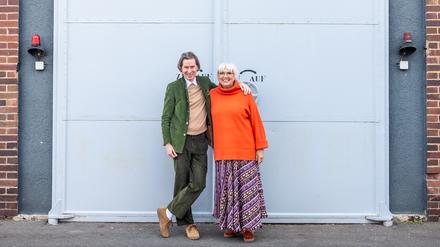 Regisseur Wes Anderson mit Bundeskulturstaatsministerin Claudia Roth (Grüne) am Rande von Dreharbeiten in Babelsberg.