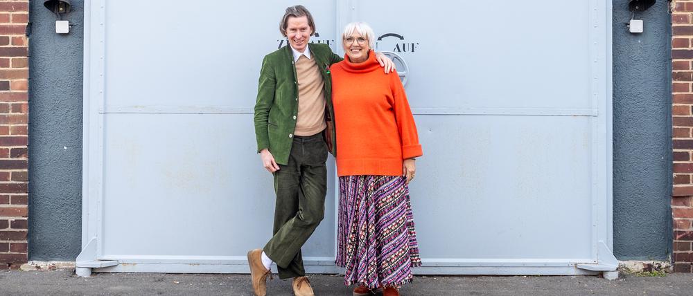 Regisseur Wes Anderson mit Bundeskulturstaatsministerin Claudia Roth (Grüne) am Rande von Dreharbeiten in Babelsberg.