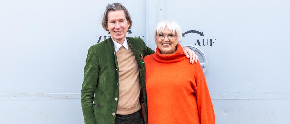 Regisseur Wes Anderson mit Bundeskulturstaatsministerin Claudia Roth (Grüne) am Rande von Dreharbeiten in Babelsberg.