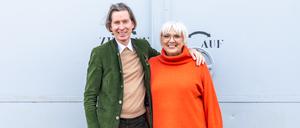 Regisseur Wes Anderson mit Bundeskulturstaatsministerin Claudia Roth (Grüne) am Rande von Dreharbeiten in Babelsberg.