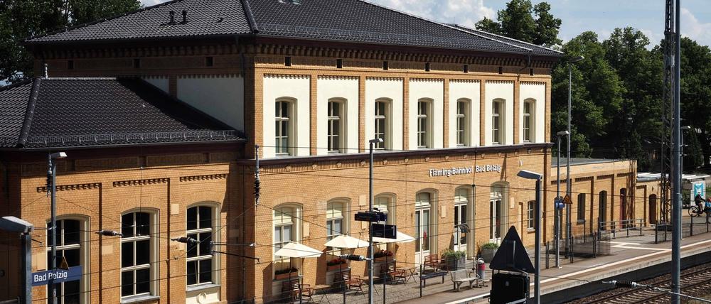 Das Empfangsgebäude des Bahnhofs von der Bahnsteigseite aus gesehen. Am 01. April 1879 wurde der Bahnhof mit der Eröffnung der Strecke Berlin-Blankenheim in Betrieb genommen. Die Anbindung an die Eisenbahn führte zu einem deutlichen Anstieg der Touristenzahlen in der Stadt. Belzig war einer der wichtigsten Bahnhöfe an der Strecke. Heute stehen das Empfangs- und das Stationsgebäude der Städtebahn unter Denkmalschutz.