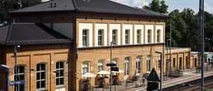 Das Empfangsgebäude des Bahnhofs von der Bahnsteigseite aus gesehen. Am 01. April 1879 wurde der Bahnhof mit der Eröffnung der Strecke Berlin-Blankenheim in Betrieb genommen. Die Anbindung an die Eisenbahn führte zu einem deutlichen Anstieg der Touristenzahlen in der Stadt. Belzig war einer der wichtigsten Bahnhöfe an der Strecke. Heute stehen das Empfangs- und das Stationsgebäude der Städtebahn unter Denkmalschutz.