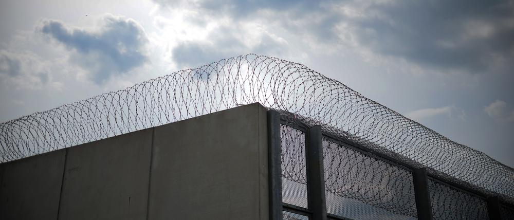 Der Doppel-Metallzaun in Großbeeren in der Justizvollzugsanstalt Heidering.