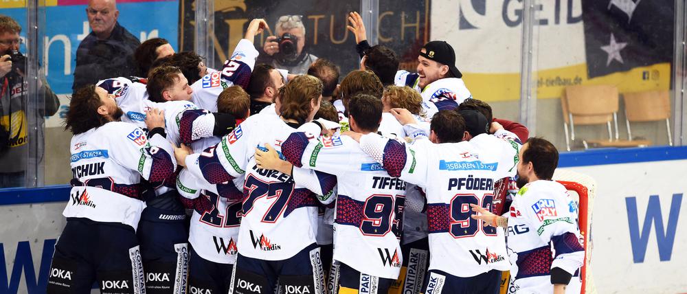Die Eisbären feiern ihren zehnten Titel.