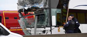 Französische Polizisten stehen an einem der verunfallten Busse.