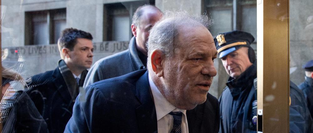 Für kommenden Mittwoch sei eine Anhörung von Harvey Weinstein im Gericht von Manhattan angesetzt, teilte die Staatsanwaltschaft am Freitagabend (Ortszeit) mit.