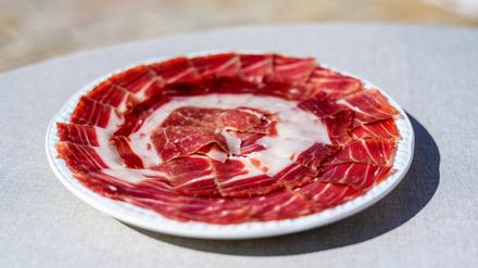 Auf einer Finca in der Nähe von Sevilla kreieren Sterneköche aus Spanien, Frankreich, Deutschland, Mexiko und China Gerichte mit Jamon Iberico. Die Veranstaltung bildete den Abschluss einer mehrjährigen PR-Kampagne des spanischen Jamon-Iberico-Verbands. Die Fotos entstanden im Rahmen einer Pressereise zum Event. Aufgenommen am 1.3.24.