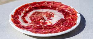 Auf einer Finca in der Nähe von Sevilla kreieren Sterneköche aus Spanien, Frankreich, Deutschland, Mexiko und China Gerichte mit Jamon Iberico. Die Veranstaltung bildete den Abschluss einer mehrjährigen PR-Kampagne des spanischen Jamon-Iberico-Verbands. Die Fotos entstanden im Rahmen einer Pressereise zum Event. Aufgenommen am 1.3.24.