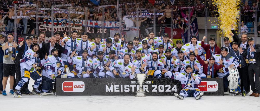 Gruppenfoto mit Pokal: der Meisterjahrgang 2024
