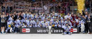 Gruppenfoto mit Pokal: der Meisterjahrgang 2024