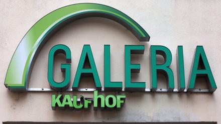 Ein beschädigter Schriftzug ist an einer Filiale der Kaufhauskette Galeria Kaufhof zu sehen.