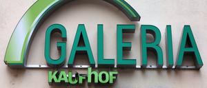 Ein beschädigter Schriftzug ist an einer Filiale der Kaufhauskette Galeria Kaufhof zu sehen. 