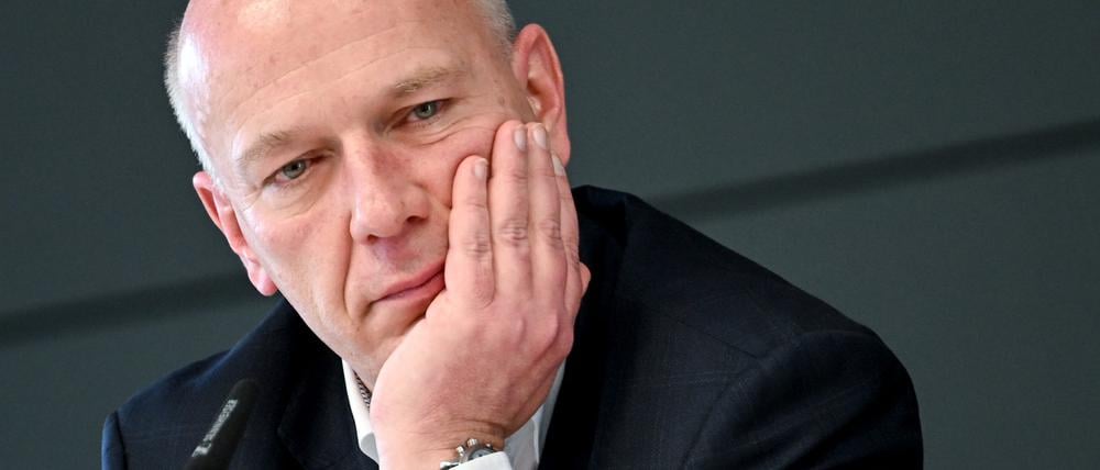 ARCHIV - 26.03.2024, Berlin: Berlins Regierender Bürgermeister Kai Wegner (CDU) sitzt bei einer Pressekonferenz in der Mensa auf dem Campus Efeuweg.  (zu dpa: «Ein Jahr Schwarz-Rot in Berlin: Wegners mühsamer Weg») Foto: Britta Pedersen/dpa +++ dpa-Bildfunk +++