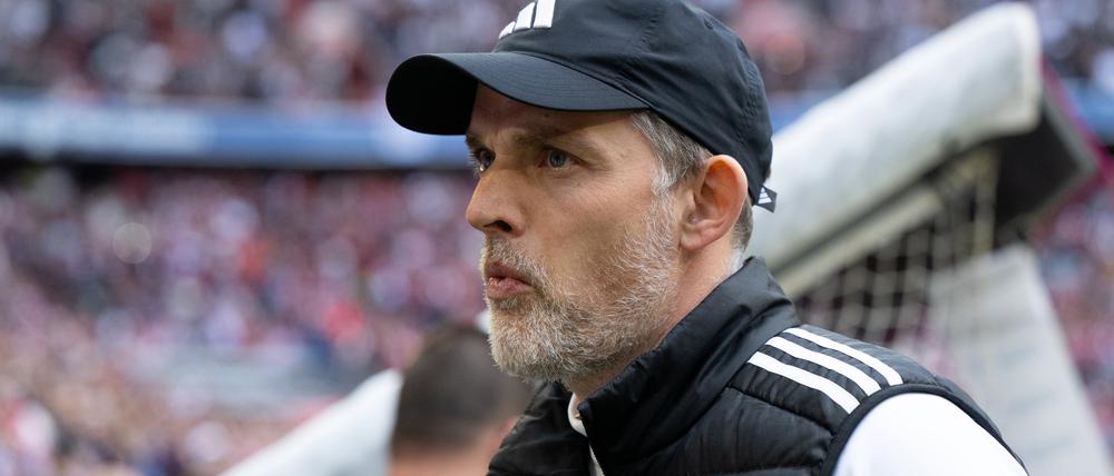 Trainer Thomas Tuchel von München kommt vor dem Spiel in das Stadion. Bundesliga, Bayern München gegen Eintracht Frankfurt, 31. Spieltag in der Allianz Arena.