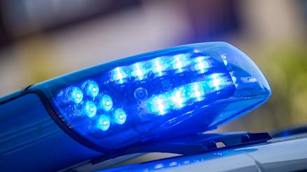Ein Blaulicht ist auf dem Dach eines Polizeifahrzeugs zu sehen. (Symbolfoto)