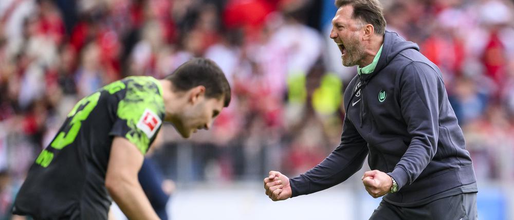 Die Wolfsburger bejubeln einen kaum mehr für möglich gehaltenen Sieg in Freiburg.