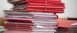 PRODUKTION - 27.03.2024, Berlin: Zahlreiche Aktenordner liegen auf einem Schreibtisch in einer Geschäftsstelle im Kriminalgericht Moabit. (zu dpa: «Aktenberge bei Staatsanwaltschaften in Berlin und Brandenburg wachsen») Foto: Monika Skolimowska/dpa +++ dpa-Bildfunk +++