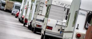 Geparkte Campingwagen und Wohnwagen stehen in einer Straße.