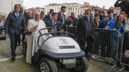 2Papst Franziskus kommt zu einem Treffen mit jungen Menschen vor der Basilika Santa Maria della Salute an.