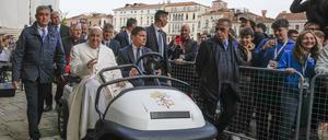 2Papst Franziskus kommt zu einem Treffen mit jungen Menschen vor der Basilika Santa Maria della Salute an.