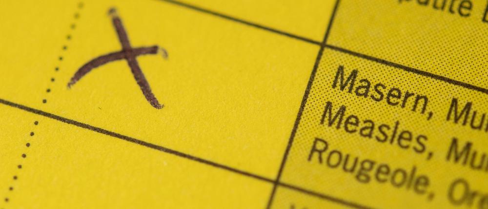 Die Masern-Impfung ist in einem Impfpass angekreuzt. 