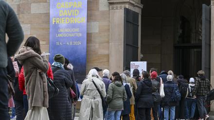 Zahlreiche Besucher stehen vor der Alten Nationalgalerie, um die Ausstellung „Caspar David Friedrich. Unendliche Landschaften· anzuschauen. 