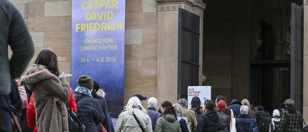 Zahlreiche Besucher stehen vor der Alten Nationalgalerie, um die Ausstellung „Caspar David Friedrich. Unendliche Landschaften· anzuschauen.