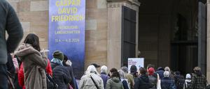 Zahlreiche Besucher stehen vor der Alten Nationalgalerie, um die Ausstellung „Caspar David Friedrich. Unendliche Landschaften· anzuschauen. 