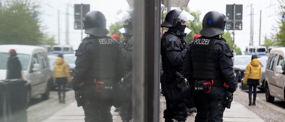 Polizisten vor einem Hauseingang bei einem Einsatz in Leipzig-Connewitz am 24. April 2024.