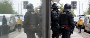 Polizisten vor einem Hauseingang bei einem Einsatz in Leipzig-Connewitz am 24. April 2024.