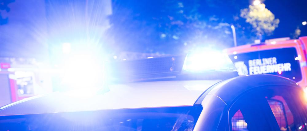 Ein Polizeiauto steht an einem Brandort.+