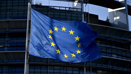 Die EU-Flagge weht vor dem EU-Parlament in Straßburg.