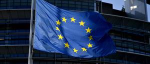 Die EU-Flagge weht vor dem EU-Parlament in Straßburg.