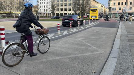 Oranienplatz Sicherer Radweg am Oranienplatz in Berlin / Protected Bike Lane crossing Oranienplatz in Berlin, 13.3.2024 *** Oranienplatz Safe bike lane at Oranienplatz in Berlin Protected Bike Lane crossing Oranienplatz in Berlin, 13 3 2024