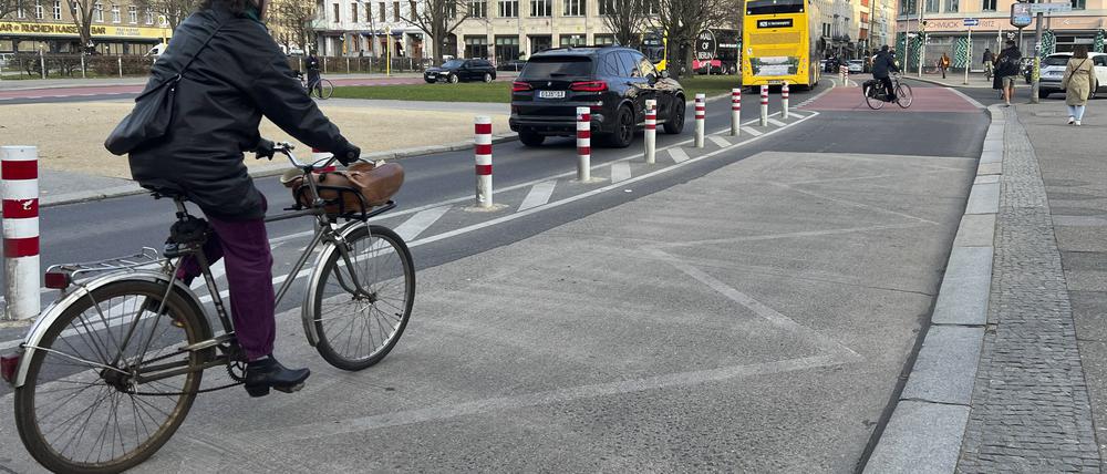 Oranienplatz Sicherer Radweg am Oranienplatz in Berlin / Protected Bike Lane crossing Oranienplatz in Berlin, 13.3.2024 *** Oranienplatz Safe bike lane at Oranienplatz in Berlin Protected Bike Lane crossing Oranienplatz in Berlin, 13 3 2024