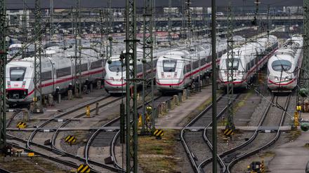 ICE-Züge stehen während eines Streiks außerhalb eines Hauptbahnhofs.