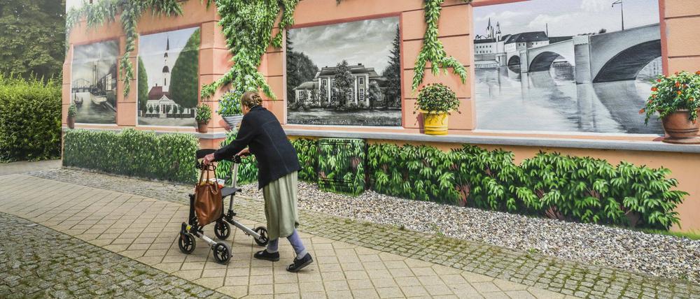In Krankenhäusern in dünn besiedelten Gebieten ist mehr Platz für ältere Menschen als für Neugeburten.