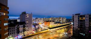 Das Kottbusser Tor in der Abenddämmerung. Eine geplante Polizeiwache am Kottbusser Tor, im Zentrum von Berlins Alternativ-Bezirk Kreuzberg, soll für mehr Sicherheit sorgen. (zu dpa "Polizeiwache am Kottbusser Tor - Rettung oder Bedrohung?") +++ dpa-Bildfunk +++