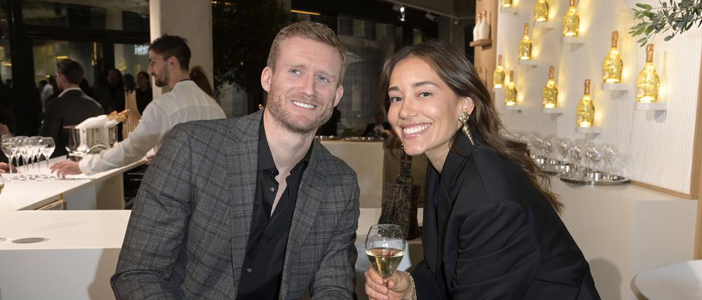 Ex-Fußballer Andre Schürrle mit Ehefrau Anna Sharypova bei der Ausstellungseröffnung des Champagner-Hauses Ruinart im ehemaligen Tacheles-Komplex.