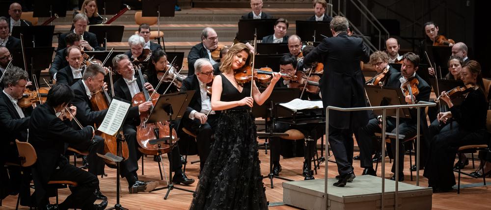 Solistin Lisa Batiashvili am 26.4. 2024 in Brahms Violinkonzert, Berliner Philharmoniker, Daniel Harding am Pult.