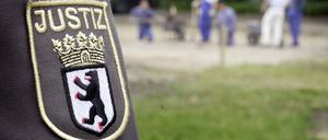 Ein Strafvollzugsbeamter bewacht Gefangene in der Jugendstrafanstalt Ploetzensee. (Symbolbild)