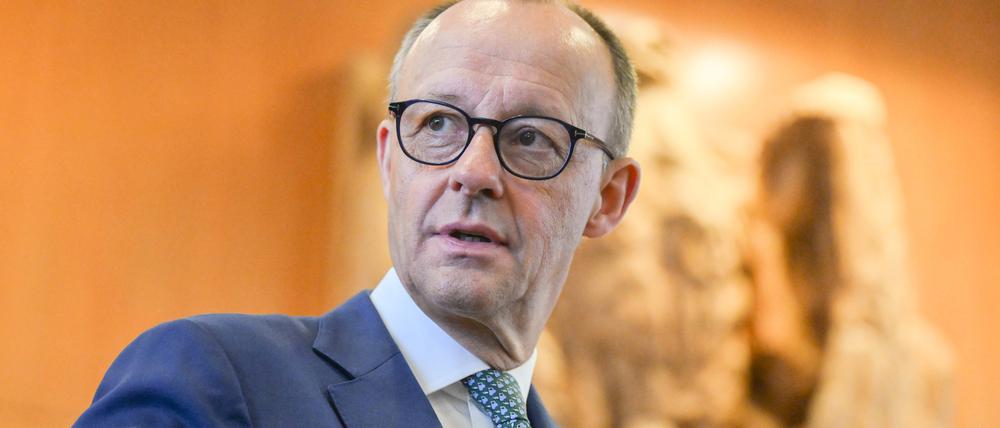 Friedrich Merz, Bundesvorsitzender der CDU und Vorsitzender der CDU Bundestagsfraktion, wartet im Bundesverfassungsgericht auf den Beginn der Verhandlung über die Wahlrechtsreform der Ampel-Koalition. (Archivbild vom 23.4.2024)